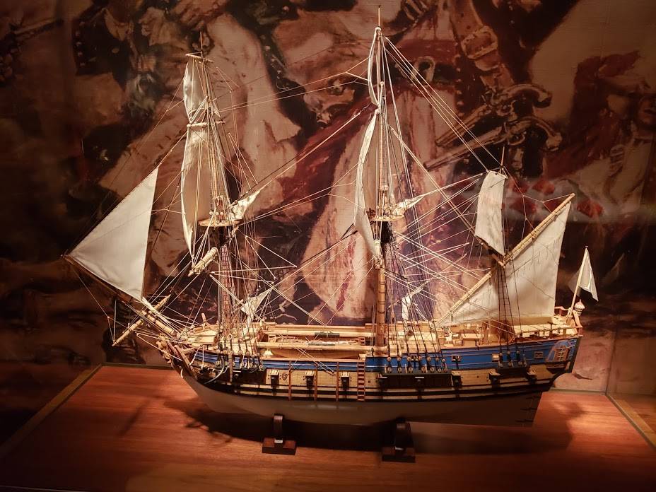 Een model van de Queen Anne's Revenge van Zwartbaard.