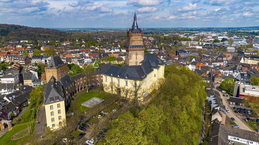 Het slot Schwanenburg torent hoog boven Kleve uit.